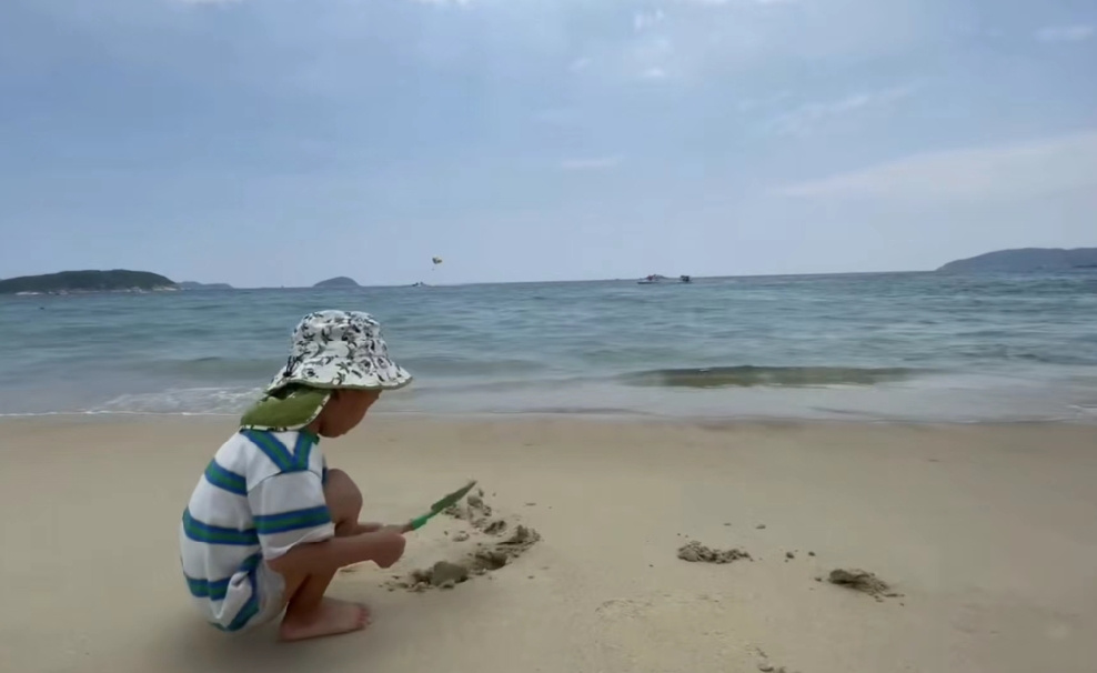 孩子爱上沙堆：探索成长中的快乐和哲理